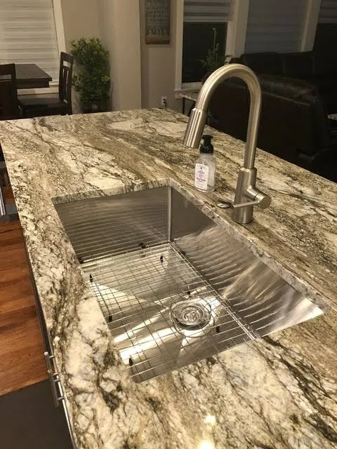 Гранит Blue Dunes в интерьере (столешница)